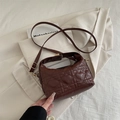 Borsa a tracolla marrone scuro trapuntata con texture a cuore e zip dorata - Marrone