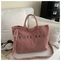 Roze corduroy shopper detail met dubbele banden en zwart geborduurde tekst - Roze