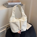 Bolso cubo minimalista de nailon beige con bolsillos delanteros y correa de hombro - Beige