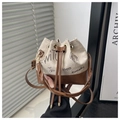 Eimer-Tasche aus Canvas in Beige und Braun mit Happy Everyday Graffiti-Aufdruck - Ohne Anhänger / Weiß