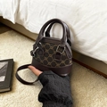 Braune Retro-Henkeltasche mit strukturiertem Muster und verstellbarem Schultergurt - Braun