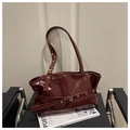 Dettaglio di una borsa sottobraccio vintage in pelle verniciata bordeaux con fibbia decorativa - Rosso
