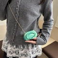 Minikleine Tasche in Mintgrün mit Marmormuster, Kieselsteinform und goldener Kette - Grün