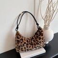 Bolso de hombro grande de felpa con estampado de leopardo y correa con nudo y metal dorado - Marrón