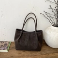 Détail du sac cabas en daim marron foncé avec coutures verticales et fines bandoulières - Café sans Pendentif