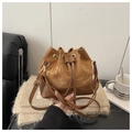 Detailansicht der braunen Beuteltasche mit Kirsch-Graffiti und Leder-Materialmix - Ohne Anhänger / Braun