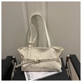 Dettaglio della borsa tote crema con elegante fibbia dorata e cinturino in pelle - Bianco