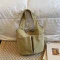 Sac seau minimaliste en nylon kaki avec deux poches avant pour le trajet quotidien - Vert