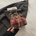 Borsa a secchiello a quadri rossi e grigi con catena dorata e perle sul cordoncino - Rosso