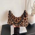 Borsa a mezzaluna leopardata in pelliccia sintetica con tracolla in corda - Stampa leopardata marrone classica / Marrone