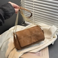 Borsa tote in camoscio marrone con patta a punto croce e catena dorata in studio - Marrone