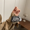 Mini-Abendtasche mit Marmor-Textur, halbrunder Form und goldener Kette in Grau-Weiß - Grau