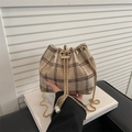 Elegante borsa a secchiello in lana a quadri con catena dorata e perle da donna - Cachi