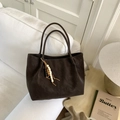 Grande borsa tote marrone scuro in finta pelle scamosciata con ciondolo in legno - Con Ciondolo / Marrone