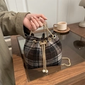 Borsa a secchiello vintage a quadri marroni con coulisse di perle e catena dorata - Nero