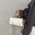 Bolso cuadrado blanco minimalista con solapa curva y detalles de doble botón - Blanco