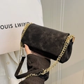 Borsa a tracolla nera con catena dorata e cuciture a contrasto stile retrò - Nero