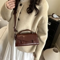 Bolso bandolera vintage de cuero marrón oscuro con solapa y hebilla retro usado por modelo - Marrón Oscuro