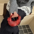 Sac à main croissant rouge métallisé avec texture gaufrée et nœuds sur la poignée - Rouge