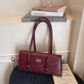 Borsa a spalla baguette bordeaux scuro in ecopelle con fibbie e serratura in metallo - Borgogna