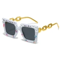 Lunettes de soleil carrées Birthday Girl blanches avec perles et chaîne dorée - Standard / Régulier (incl. TVA 13 %) monture blanche verres gris