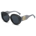 Gafas de sol ovaladas de gran tamaño con montura gris oscuro y logo metálico dorado - Montura Negra Lente Gris