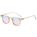 Eckige Champagner-Sonnenbrille mit blau-rosa Verlaufsgläsern in einer 45-Grad-Ansicht - Champagner Rahmen Blau-Rosa Farbverlauf Gläser