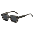 Lunettes de soleil rectangulaires rétro avec monture épaisse effet bois en vue à 45 degrés - Monture à rayures grises verres gris