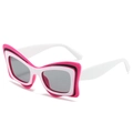 Lunettes de soleil papillon surdimensionnées rose et blanc avec monture au style 2D - Standard / Régulier (TVA 13 % incluse) monture rose rouge avec verres gris clair