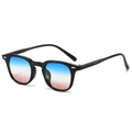 Schwarze eckige Sonnenbrille mit blau-rosa Verlaufsgläsern und silbernen Nieten - Schwarzer Rahmen Blau Rosa Verlaufsgläser