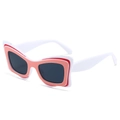 Lunettes de soleil papillon blanches avec texture ondulée rose et verres gris foncé - Standard / Standard (incl. TVA 13 %) monture rose avec verres gris