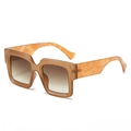 Lunettes de soleil carrées classiques avec monture ambre translucide et verres dégradés - Monture Thé Verres Thé Dégradé