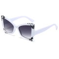 Lunettes de soleil papillon oeil de chat blanches avec accents marbre et verres dégradés - Standard / Monture blanche avec verres gris doubles (incl. 13 % TVA)