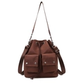 Borsa a secchiello in nylon marrone con coulisse, doppie tasche e tracolla larga - Marrone Scuro