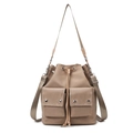 Borsa a secchiello kaki in nylon con coulisse, tasche con rivetti e tracolla - Cachi