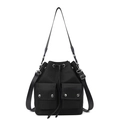 Zwarte nylon bucket bag met trekkoord, zilveren studs zakken en verstelbare schouderriem - Zwart