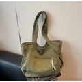 Dettaglio della borsa tote in velluto a coste verde oliva con tasca zip e lacci laterali - Verde