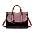 Sac à main bordeaux à motif serpent avec finition brillante et bandoulière amovible - Rouge