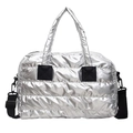 Silberne gesteppte Fitnesstasche mit Metallic-Finish und abnehmbarem Schultergurt - Silber