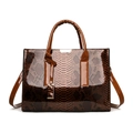 Sac à main marron motif serpent finition brillante avec bandoulière amovible - Marron