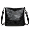 Schwarze Eimertasche mit Flechtstruktur, silbernem Känguru-Logo und Crossbody-Gurt - Schwarz Gewebt