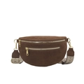 Dunkelbraune Wildleder-Satteltasche mit breitem Ethno-Gurt und goldenen Reißverschlüssen - Braun