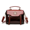 Kleine quadratische Handtasche mit rotem Farbverlauf, Schlangenmuster und goldenem M-Logo - Rot