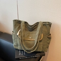 Borsa tote in velluto a coste verde militare con tasche su divano - Verde