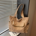 Borsa tote in velluto a coste con tasche multiple e tracolla minimalista in beige - Cachi