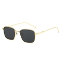 Gafas de sol retro cuadradas de metal dorado con lentes oscuras y patillas grabadas - Régulier / Montura Dorada Lente Gris
