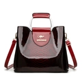 Elegante weinrote Handtasche aus Lackleder mit Schlangenmuster, Metallgriff und Umhängeriemen - Rot