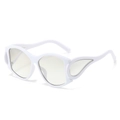 Ovale Punk-Sonnenbrille mit weißem flügelförmigem Rahmen und hellen Gläsern - Normal / Regulär (inkl. 13% MwSt.-Rechnung) Weißer Rahmen mit hellen verspiegelten Gläsern