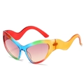 Occhiali da sole cat eye con montatura ondulata e sfumature arcobaleno vivaci - Montatura Rosso Blu Arancio Lenti Rosa Giallo