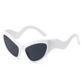 Lunettes de soleil œil de chat monture blanche verres noirs et branches ondulées - Monture Blanche Verres Gris